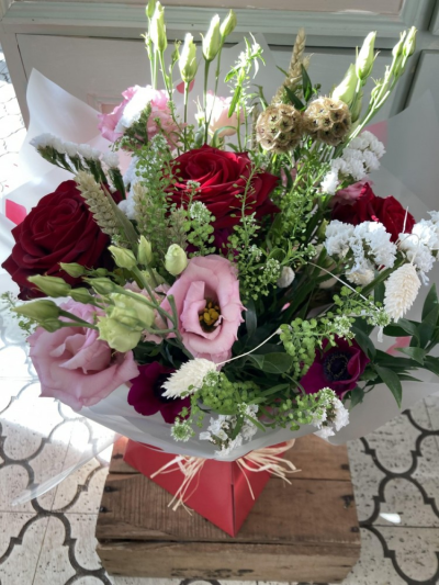 The love bunch - Beautiful country style hand tied preented in a box.

Red roses, pink Lizianthus, anemones, dried grasses and seed heads.