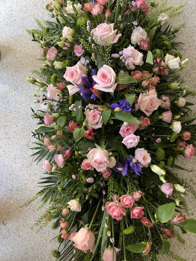 Funeral spray - Beautiful mix of roses, Iris, Eustoma, and Alstroemeria.
These can be made in sizes from 18 inches/ 46 cm single ended.
Double ended 2foot/60cm long.
Double ended 3 foot/ 90cm long
