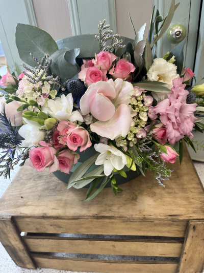 The Hat Box - A lush arrangement of seasonal blooms.
Created in biodegradable floral foam to hold the display in place.
Creating a full natural look.